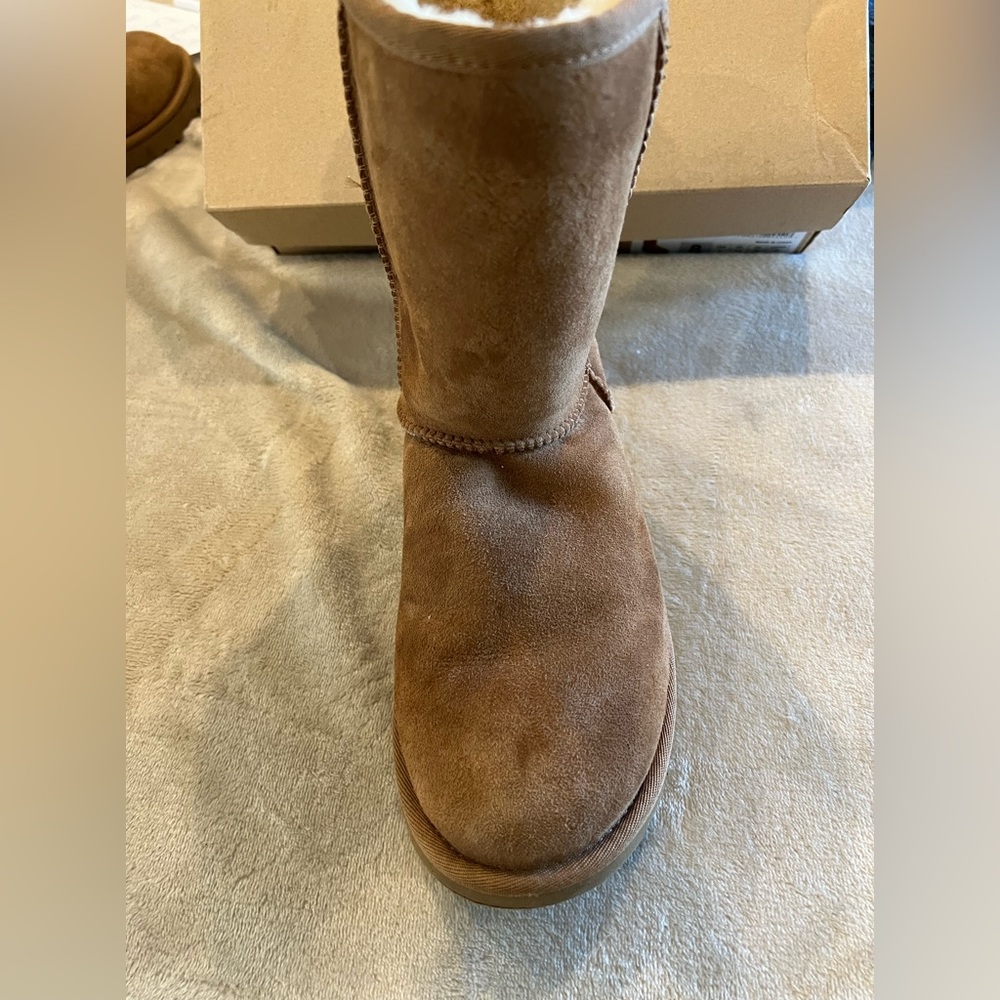 LIKE NEW!!! Worn twice then moved to Florida.Womans size 8 Classic Short II UGGS